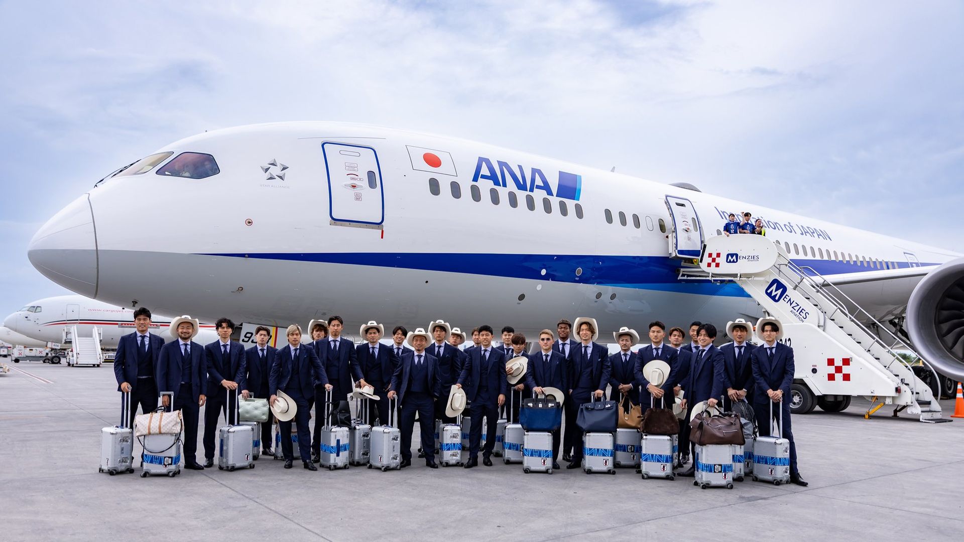 Jugadores de la selección de Japón antes de un partido amistoso